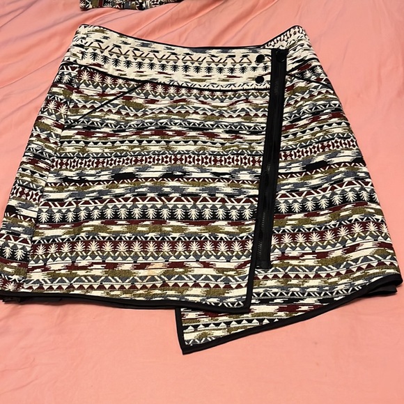 Kenar Wrap jacket with matching asymmetrical mini skirt - Picture 4 of 9